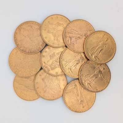 une pile de pièces d'or posée sur une surface blanche