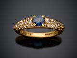 bague en or ornée d'un saphir bleu et de diamants blancs
