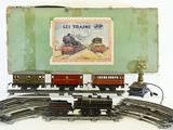 un petit train sur les rails, avec une boîte posée dessus