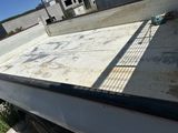 un bateau blanc garé sur le bord de la route