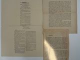 deux pages d'un livre exposées sur une table