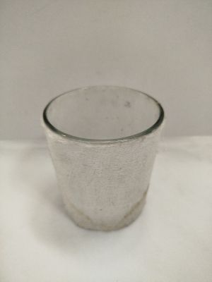 une tasse en verre posée sur une table