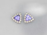une paire de boucles d'oreilles en tanzanite et diamant