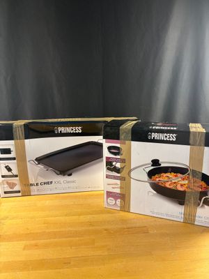 trois boîtes de « Princess Grills » posées sur une table en bois