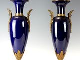 une paire de vases bleus et dorés sur fond blanc