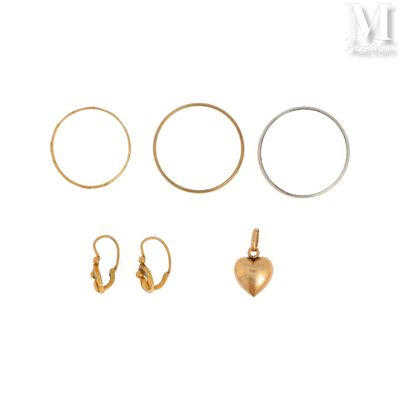 trois paires de boucles d'oreilles créoles en or et une breloque en forme de cœur