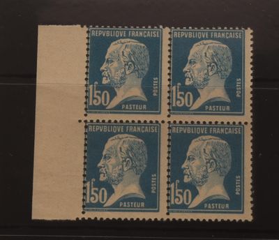 quatre timbres sur lesquels figure le visage d'un homme