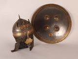 un casque et un bouclier posés l'un à côté de l'autre