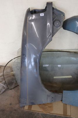 une photo d'une portière de voiture sur laquelle est fixé un rétroviseur