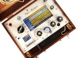 une boîte en bois contenant une radio