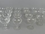 un grand nombre de verres à vin vides posés sur une table