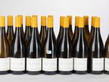 six bouteilles de vin alignées sur une table