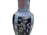 un vase bleu orné d'un motif sur fond blanc