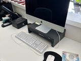 un bureau équipé d'un ordinateur, d'un clavier, d'une souris et d'un écran
