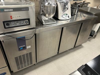 un plan de travail en acier inoxydable sur lequel sont posés tout un tas d'objets