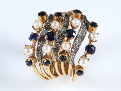 un gros plan d'une bague ornée de perles et de saphirs
