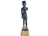 l'image d'une statue d'un homme avec un chapeau sur la tête