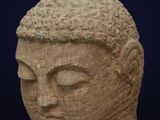 statue représentant la tête d'une personne aux yeux fermés