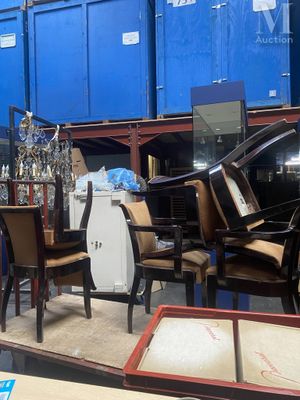 beaucoup de chaises et une table dans un entrepôt