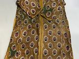 une veste marron et jaune ornée d'un motif floral