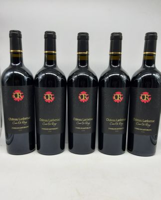 six bouteilles de vin rouge alignées