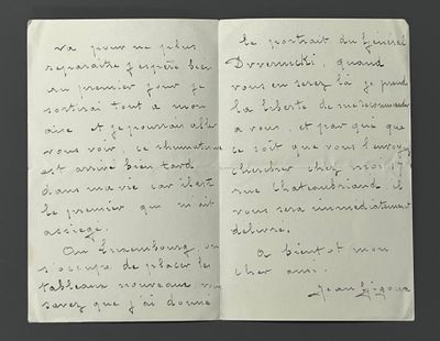 un cahier ouvert sur lequel est écrit un poème à la main