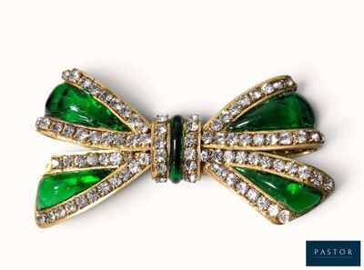 Broche en forme de nœud en cristal vert et blanc, avec une bordure dorée