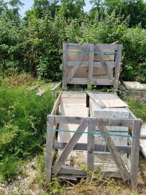 une clôture en bois située à côté d'un banc en bois