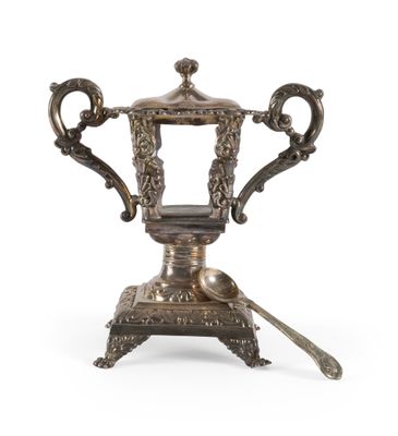 un trophée ancien en métal argenté, accompagné d'une cuillère et d'un repose-cuillère