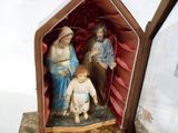 une statue d'un homme et d'une femme avec un enfant dans une boîte
