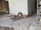 un camion garé dans un bâtiment et recouvert d'une bâche