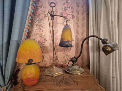 une table sur laquelle se trouvent une lampe et un abat-jour