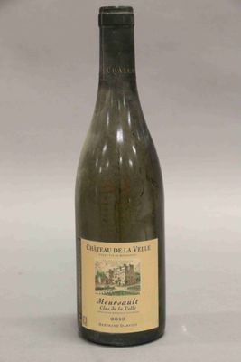 une bouteille de vin posée sur une table