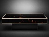 une table basse noire et dorée avec un plateau en verre