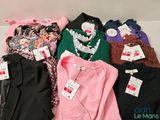 un tas de vêtements posés sur une table