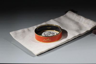une petite boîte de conserve posée sur une serviette