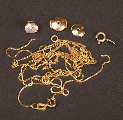 plusieurs pièces d'or sont disposées sur une surface noire