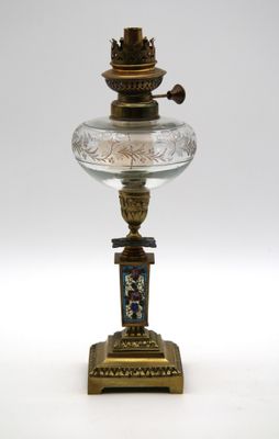 une lampe en verre posée sur une table