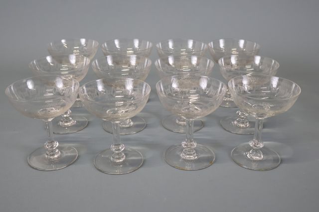 Suite de douze coupes à champagne en verre