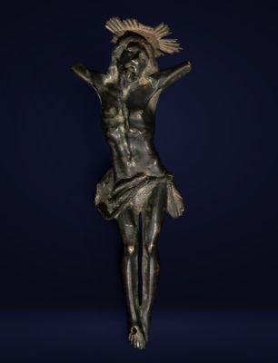 une statue de Jésus sur la croix, sur fond bleu