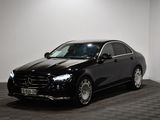 La Mercedes Classe S noire est garée dans une grande pièce