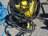 des tuyaux et d'autres équipements électriques se trouvent au sol, à côté d'un tuyau