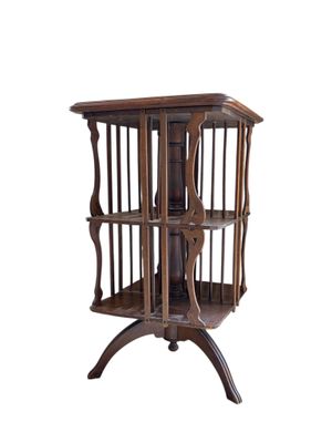 une cage à oiseaux en bois avec un oiseau à l'intérieur