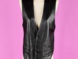 un gilet en cuir noir sur un mannequin, un mannequin, un mannequin, un mannequin, un mannequin, un mannequin, un mannequin, un mannequin, un manne