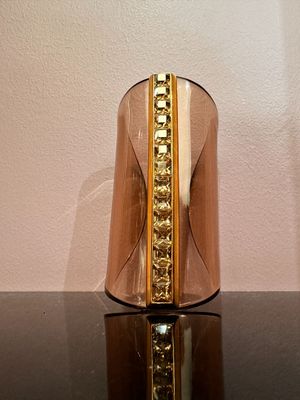 un vase orné d'une bande dorée