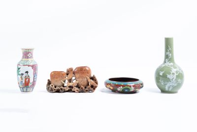trois vases et un bol posés les uns à côté des autres sur une surface blanche