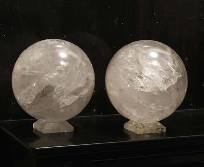 deux sphères en verre posées sur une table noire