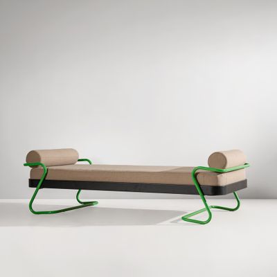 un banc en bois surmonté d'une structure métallique verte