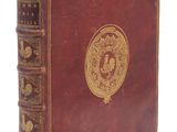 un vieux livre orné d'un médaillon doré sur la couverture