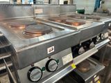deux feux sur la cuisinière de la cuisine